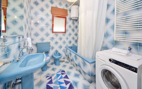 Pantan: Bleu, Sol, Sol, Design Intérieur, Plafond, Tuile, Pièce, Luminaire Plomberie, Salle De Bains