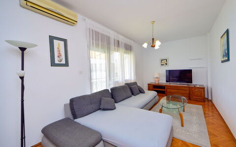 Pantan: Meubles, Canapé, Sol, Design Intérieur, Sol, Bois, Salon, Pièce, Plafond, Parquet
