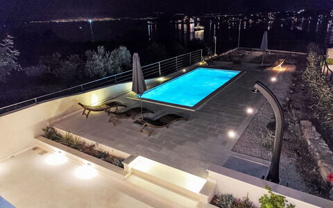 Sova: Piscine, Recours, Composite, Mobilier De Jardin, Eco Hôtel, Ombre, Hôtel, Chaise, Caractéristique De L'Eau, Ville Resort