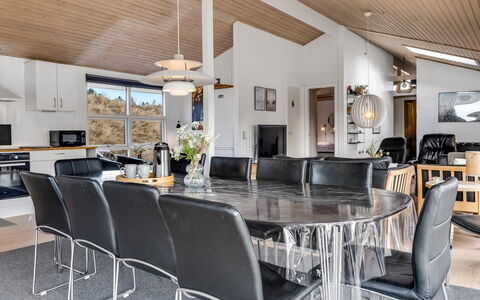Greta - 2.5Km from the Sea: Plafond, Meubles, Design Intérieur, Domicile, Luminaire, Table Cuisine Et Salle A Manger, Chaise, Salon, Matériau Naturel, Dur