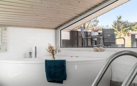 Greta - 2.5Km from the Sea: Design Intérieur, Sol, Luminaire Plomberie, Plafond, Sol, Composite, Baignoire, Salle De Bains, Plomberie, Robinet