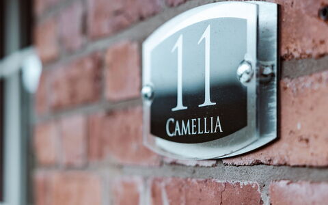 Camelia Country Cottage: Jour, Bâtiment, Fenêtre, Façade, Appartement, Design Urbain, Condominium, Usage Mixte