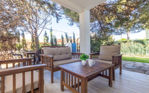 Cornelia Pucho: Ciel, Table, Meubles, Jour, Propriété, Plante, Montagne, Bleu Azur, Chaise, La Nature