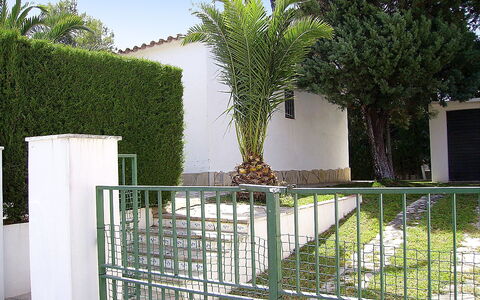 Cornelia Pucho: Propriété, Arbre, Architecture, Maison, Immobilier, Le Fer, Cour, Bâtiment, Mur, Zone Résidentielle
