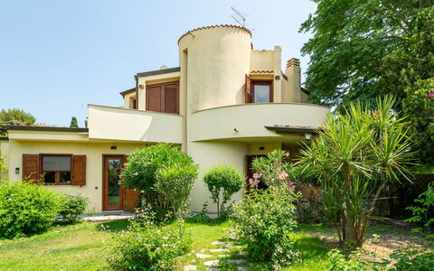 Villa al Mare: Jour, Bâtiment, Fenêtre, Façade, Appartement, Design Urbain, Condominium, Usage Mixte