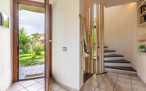 Villa al Mare: Jour, Bâtiment, Fenêtre, Façade, Appartement, Design Urbain, Condominium, Usage Mixte