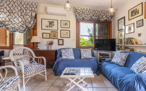 Villa al Mare: Jour, Bâtiment, Fenêtre, Façade, Appartement, Design Urbain, Condominium, Usage Mixte