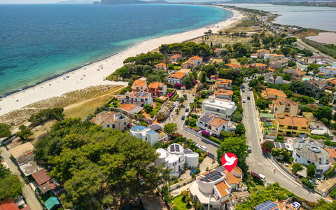 Villa al Mare: Jour, Bâtiment, Fenêtre, Façade, Appartement, Design Urbain, Condominium, Usage Mixte