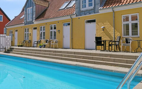 Elemine - 500M from the Sea: Toit, Maison, Domicile, Chalet, Porte, Siding, Biens, Pelouse, Cour, Porche