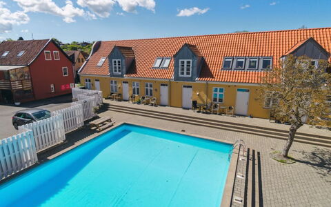 Elemine - 500M from the Sea: Toit, Maison, Domicile, Chalet, Porte, Siding, Biens, Pelouse, Cour, Porche