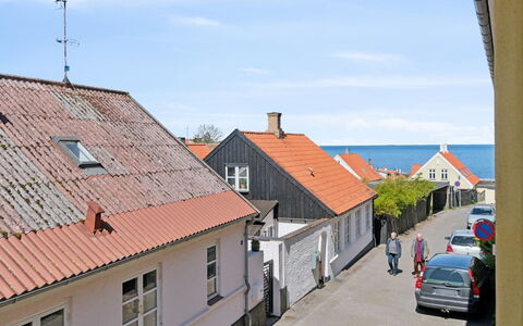 Elemine - 500M from the Sea: Toit, Maison, Domicile, Chalet, Porte, Siding, Biens, Pelouse, Cour, Porche