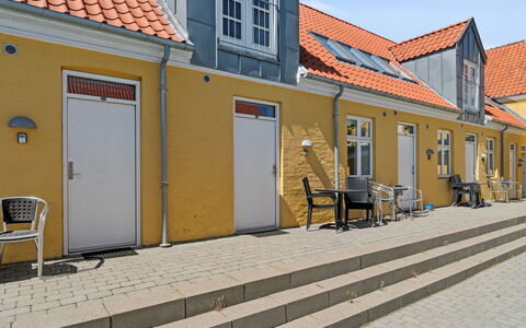 Elemine - 500M from the Sea: Toit, Maison, Domicile, Chalet, Porte, Siding, Biens, Pelouse, Cour, Porche