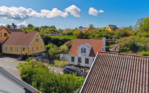 Elemine - 500M from the Sea: Toit, Maison, Domicile, Chalet, Porte, Siding, Biens, Pelouse, Cour, Porche