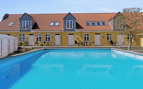 Elemine - 500M from the Sea: Toit, Maison, Domicile, Chalet, Porte, Siding, Biens, Pelouse, Cour, Porche