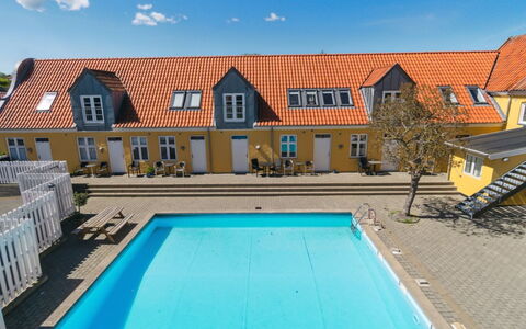 Elemine - 500M from the Sea: Toit, Maison, Domicile, Chalet, Porte, Siding, Biens, Pelouse, Cour, Porche