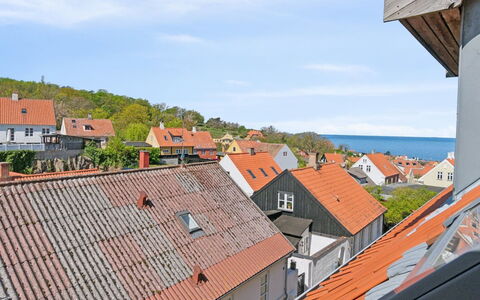 Elemine - 500M from the Sea: Toit, Maison, Domicile, Chalet, Porte, Siding, Biens, Pelouse, Cour, Porche