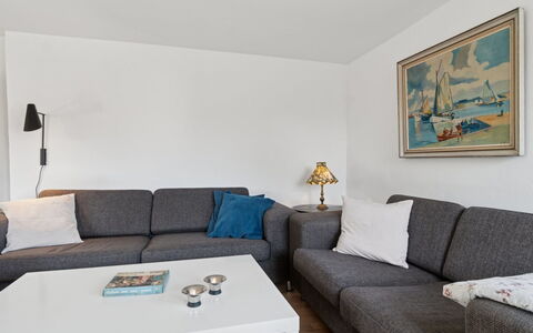Keld - 350M from the Sea: Meubles, Canapé, Design Intérieur, Sol, Salon, Sol, Pièce, Table, Appartement