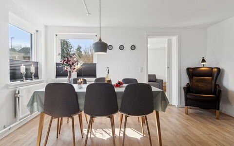 Keld - 350M from the Sea: Meubles, Design Intérieur, Sol, Bois, Sol, Chaise, Table Cuisine Et Salle A Manger, Table, Plafond, Salle À Manger