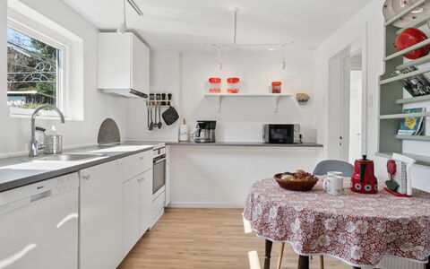 Keld - 350M from the Sea: Cuisine, Appareil De Cuisine, Meubles, Comptoir, Design Intérieur, Principaux Appliance, Sol, Cabinetry, Plafond, Électroménager