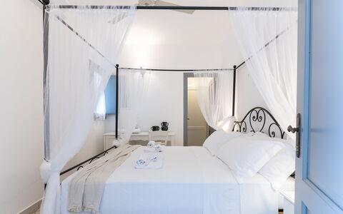Masseria Lamagrotte By Raro Rooms: Meubles, Lit, Design Intérieur, Chambre, Sol, Textile, Literie, Drap De Lit, Sol, Cadre De Lit