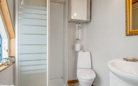 Annalia - 400M from the Sea: Sol, Mur, Sol, Luminaire Plomberie, Bois, Design Intérieur, Lavabo, Plafond, Pièce, Salle De Bains