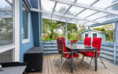 Annalia - 400M from the Sea: Bois, Meubles, Porche, Mobilier De Jardin, Domicile, Chaise, Plate-Forme, Ombre, Patio, Tableau De Plein Air