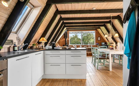Annalia - 400M from the Sea: Bois, Sol, Plafond, Cuisine, Meubles, Design Intérieur, Grenier, Sol, Chaise, Parquet