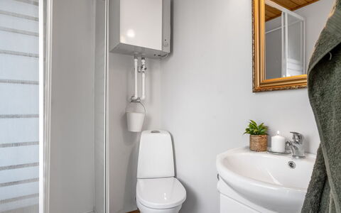 Annalia - 400M from the Sea: Siège De Toilette, Luminaire Plomberie, Mur, Toilette, Sol, Salle De Bains, Sol, Bois, Lavabo, Design Intérieur