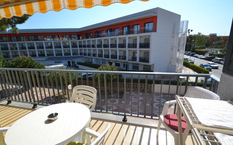 Cambrils 185: Ciel, Propriété, Meubles, Table, Plante, Architecture, Bâtiment, Chaise, Mobilier De Jardin, Ombre