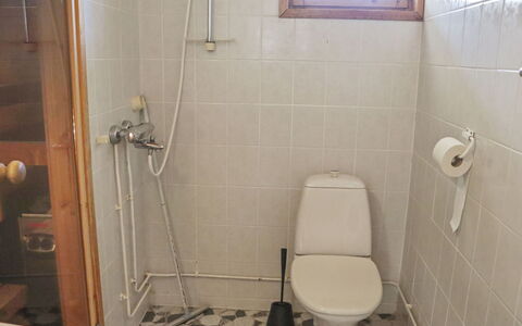 Mukalilla, Paritalo Sis Loppusiivouksen: Siège De Toilette, Salle De Bains, Toilette, Luminaire Plomberie, Sol, Sol, Plomberie, Évier, Tuile, Robinet