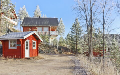Mukalilla, Paritalo Sis Loppusiivouksen: Arbre, Maison, Toit, Chalet, Domicile, Pente, Siding, Cabane En Rondins, Village, Cour