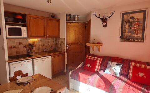 Chalets D'Or D: Meubles, Sol, Design Intérieur, Sol, Appartement, Chaise, Table Cuisine Et Salle A Manger, Verre, Ombre, Balcon