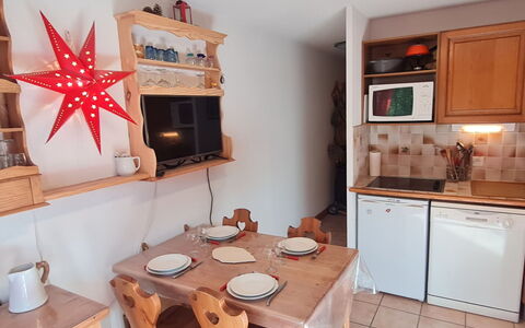 Chalets D'Or D: Meubles, Sol, Design Intérieur, Sol, Appartement, Chaise, Table Cuisine Et Salle A Manger, Verre, Ombre, Balcon