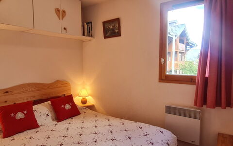 Chalets D'Or D: Meubles, Sol, Design Intérieur, Sol, Appartement, Chaise, Table Cuisine Et Salle A Manger, Verre, Ombre, Balcon