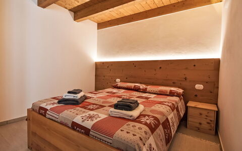 Ai Tini: Mur, Bois, Design Intérieur, Plafond, Sol, Sol, Chambre, Lit, Pièce, Marron