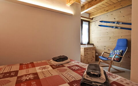 Ai Tini: Chambre, Lit, Design Intérieur, Mur, Drap De Lit, Bois, Meubles, Sol, Sol, Plafond