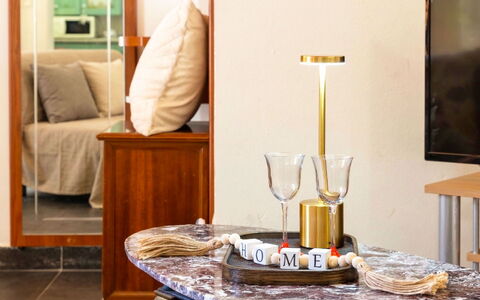 Il Girasole: Meubles, Design Intérieur, Éclairage, Table, Sol, Domicile, Pièce, Sol, Salon, Lampe