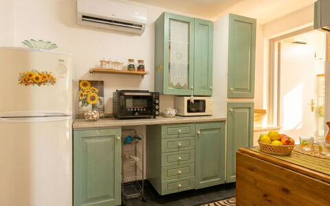 Il Girasole: Cabinetry, Meubles, Cuisine, Design Intérieur, Appareil De Cuisine, Comptoir, Bois, Principaux Appliance, Sol, Placard
