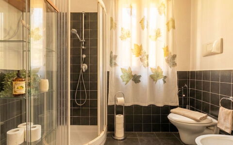 Il Girasole: Salle De Bains, Design Intérieur, Luminaire Plomberie, Mur, Siège De Toilette, Sol, Toilette, Sol, Robinet, Évier