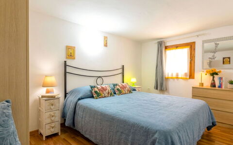Il Girasole: Meubles, Lit, Design Intérieur, Chambre, Sol, Pièce, Sol, Drap De Lit, Literie, Bois