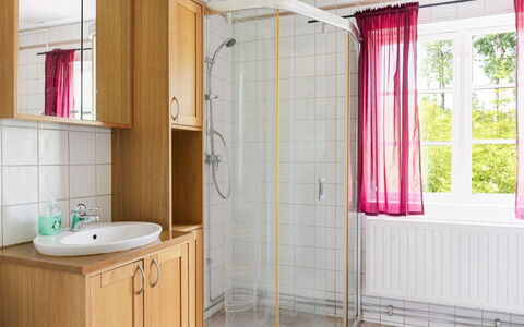 Jönsamåla: Luminaire Plomberie, Salle De Bains, Sol, Design Intérieur, Évier, Sol, Robinet, Lavabo, Plomberie, Douche