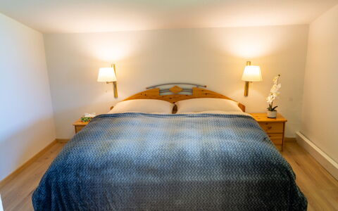 Strobl 1: Lit, Meubles, Literie, Chambre, Design Intérieur, Drap De Lit, Sol, Bois, Linge, Sol