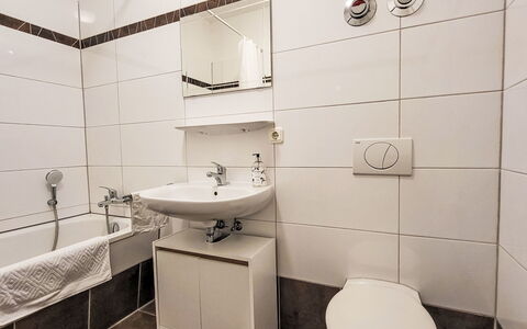 Modernes Apartment in Magdeburg: Luminaire Plomberie, Sol, Sol, Design Intérieur, Lavabo, Évier, Salle De Bains, Robinet, Toilette, Pièce
