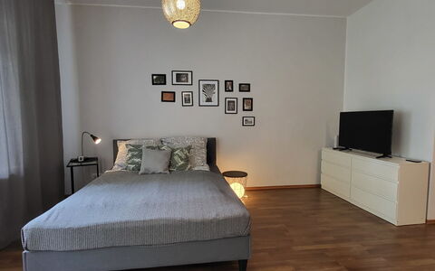 Modernes Apartment in Magdeburg: Lit, Meubles, Chambre, Literie, Design Intérieur, Sol, Sol, Drap De Lit, Bois, Pièce