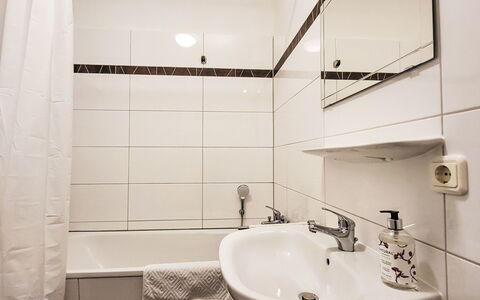 Modernes Apartment in Magdeburg: Lavabo, Salle De Bains, Luminaire Plomberie, Mur, Évier, Design Intérieur, Sol, Sol, Robinet, Plomberie