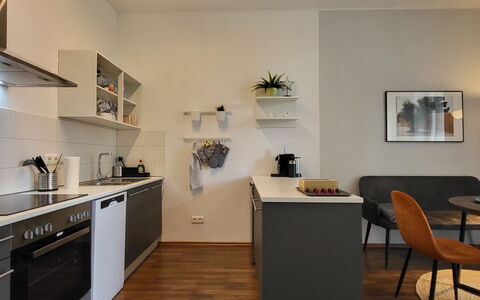 Modernes Apartment in Magdeburg: Meubles, Design Intérieur, Sol, Sol, Appareil De Cuisine, Bois, Cabinetry, Plafond, Pièce, Cuisine