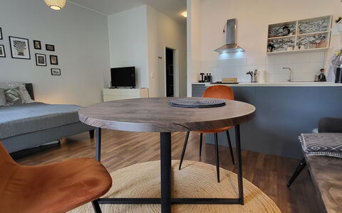 Modernes Apartment in Magdeburg: Meubles, Design Intérieur, Sol, Sol, Bois, Table, Chaise, Pièce, Éclairage, Table Cuisine Et Salle A Manger