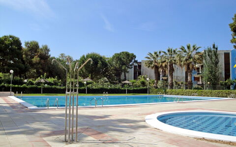 Reus Mediterrani: Ciel, L'Eau, Propriété, Plante, Bleu Azur, Arbre, Piscine, Ombre, Arecales, Zone Résidentielle