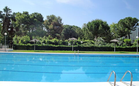 Reus Mediterrani: Ciel, Plante, Nuage, L'Eau, Arbre, Bleu Azur, Piscine, Ombre, Rectangle, Loisir