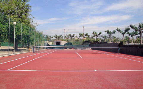 Reus Mediterrani: Nuage, Plante, Ciel, Court De Tennis, Arbre, Ombre, Herbe, Sol, Tennis, Sol